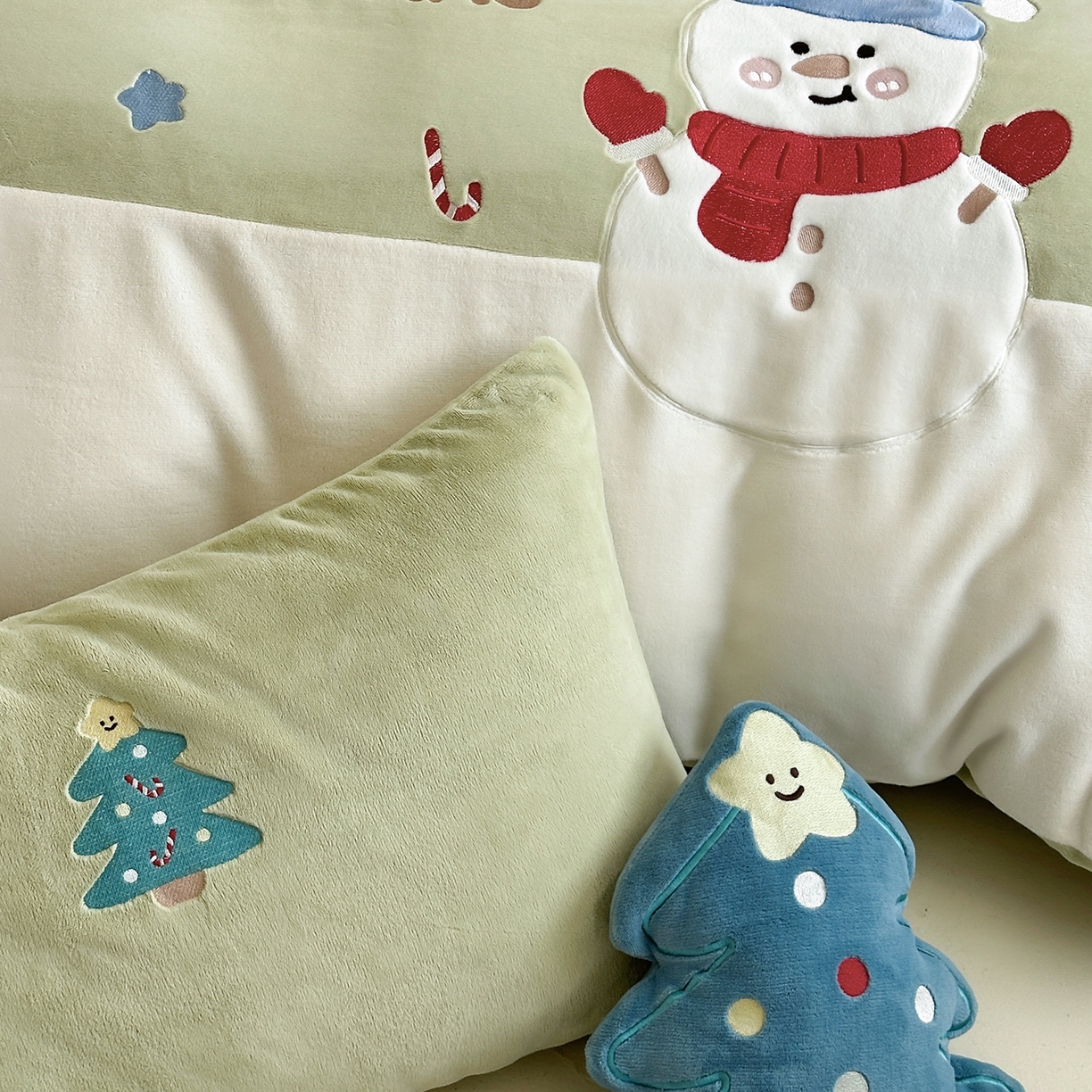 91家纺网 家纺一手货源 找家纺 （总）爱丽丝 2025新款230克全消光牛奶绒贴布系列四件套-雪人派对