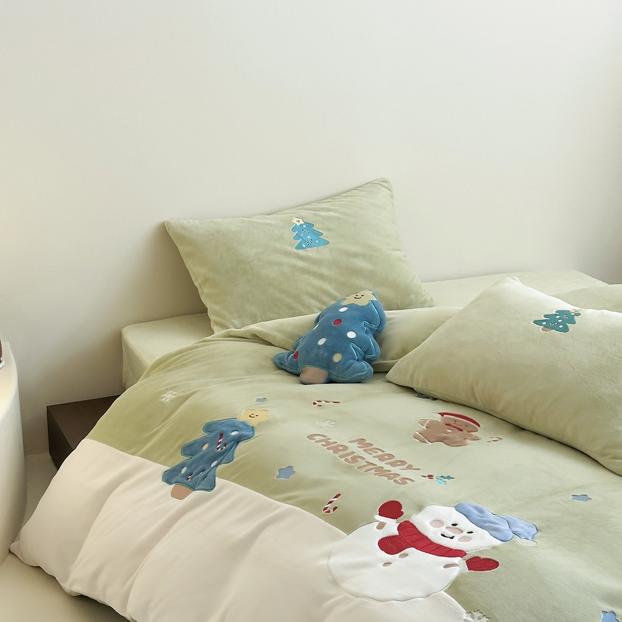 91家纺网 家纺一手货源 找家纺 爱丽丝 2025新款230克全消光牛奶绒贴布系列四件套-雪人派对 雪人派对-奶油绿
