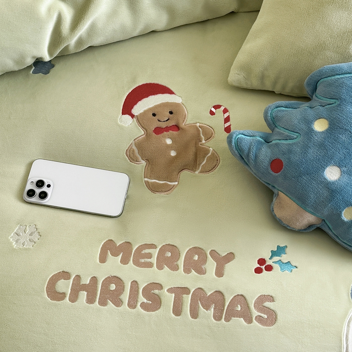 91家纺网 家纺一手货源 找家纺 （总）爱丽丝 2025新款230克全消光牛奶绒贴布系列四件套-雪人派对