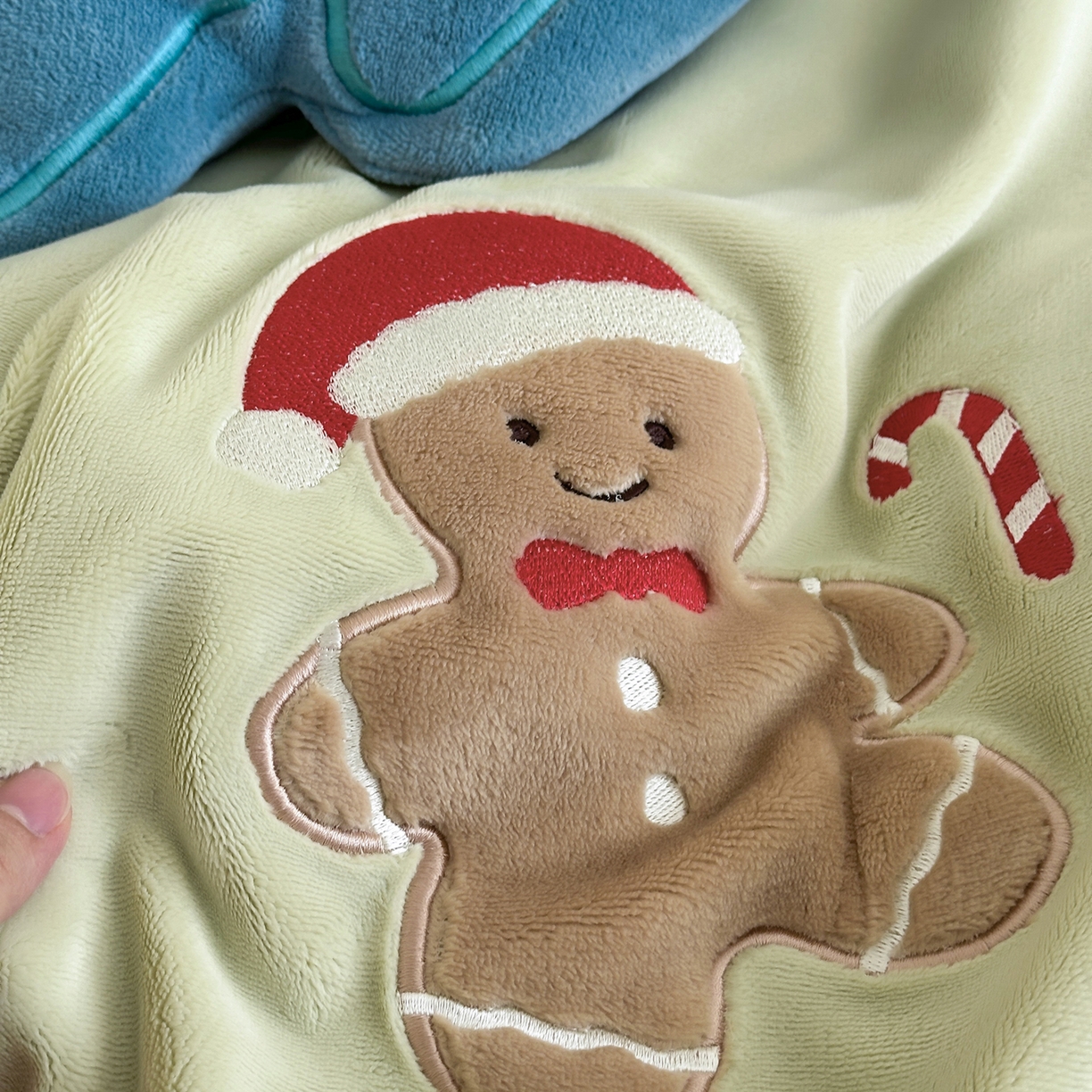 91家纺网 家纺一手货源 找家纺 爱丽丝 2025新款230克全消光牛奶绒贴布系列四件套-雪人派对 雪人派对-奶油绿