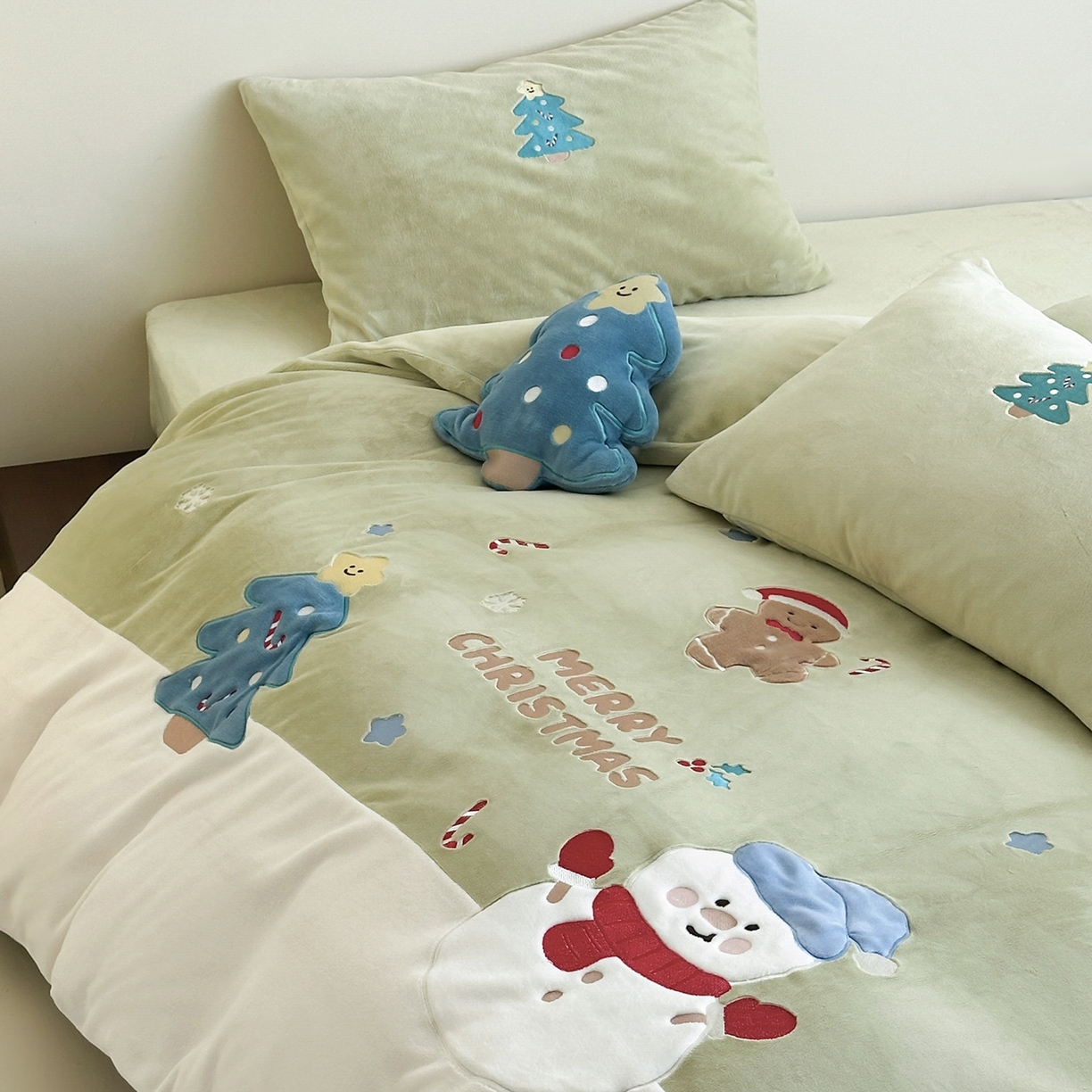 91家纺网 家纺一手货源 找家纺 爱丽丝 2025新款230克全消光牛奶绒贴布系列四件套-雪人派对 雪人派对-奶油绿