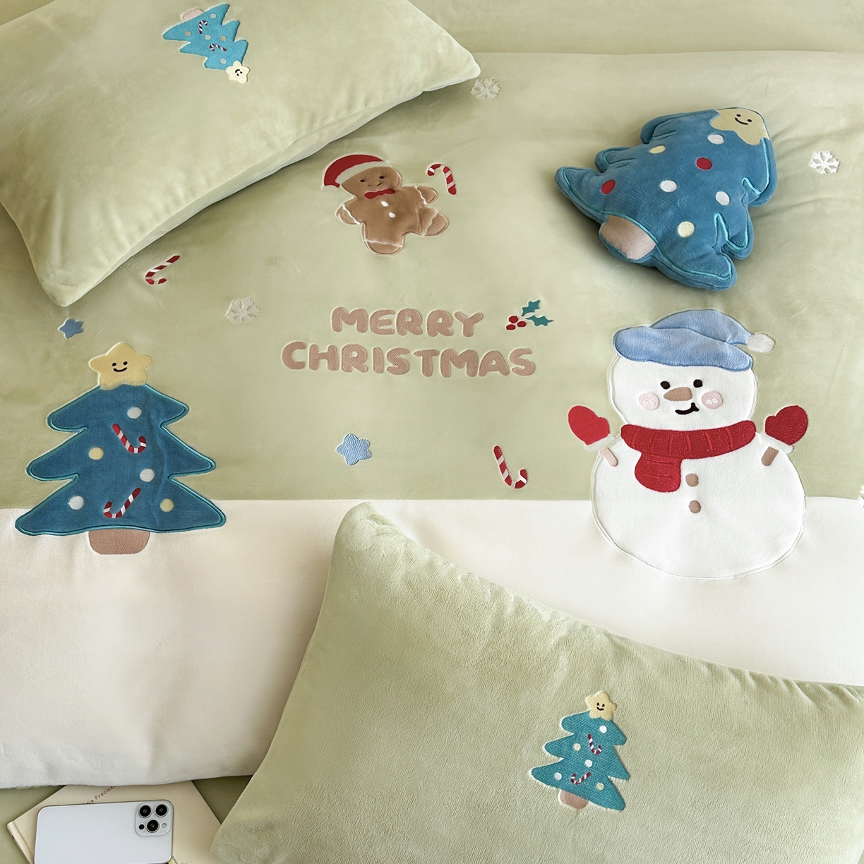 91家纺网 家纺一手货源 找家纺 （总）爱丽丝 2025新款230克全消光牛奶绒贴布系列四件套-雪人派对