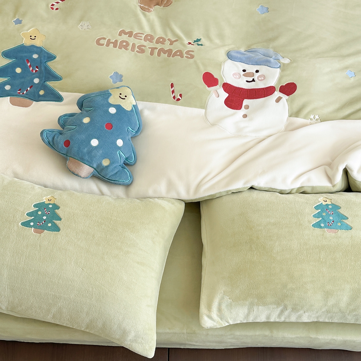 91家纺网 家纺一手货源 找家纺 爱丽丝 2025新款230克全消光牛奶绒贴布系列四件套-雪人派对 雪人派对-奶油绿