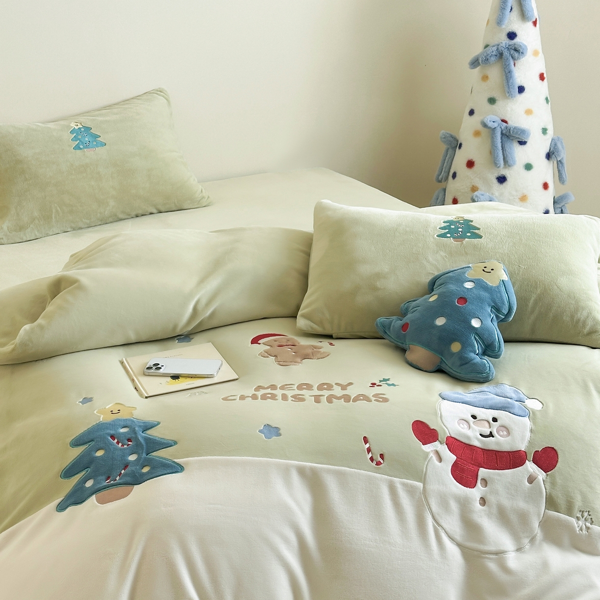 91家纺网 家纺一手货源 找家纺 爱丽丝 2025新款230克全消光牛奶绒贴布系列四件套-雪人派对 雪人派对-奶油绿