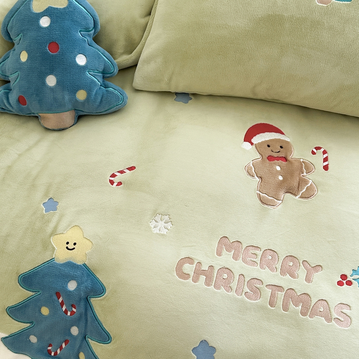 91家纺网 家纺一手货源 找家纺 （总）爱丽丝 2025新款230克全消光牛奶绒贴布系列四件套-雪人派对