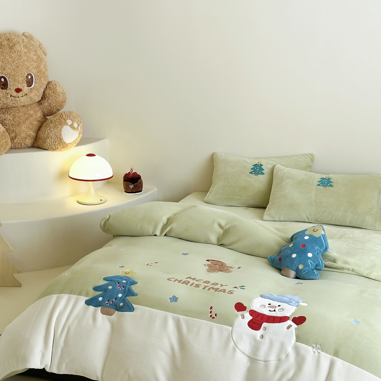 91家纺网 家纺一手货源 找家纺 （总）爱丽丝 2025新款230克全消光牛奶绒贴布系列四件套-雪人派对