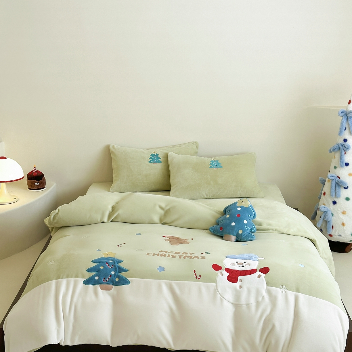 爱丽丝 2025新款230克全消光牛奶绒贴布系列四件套-雪人派对 雪人派对-奶油绿