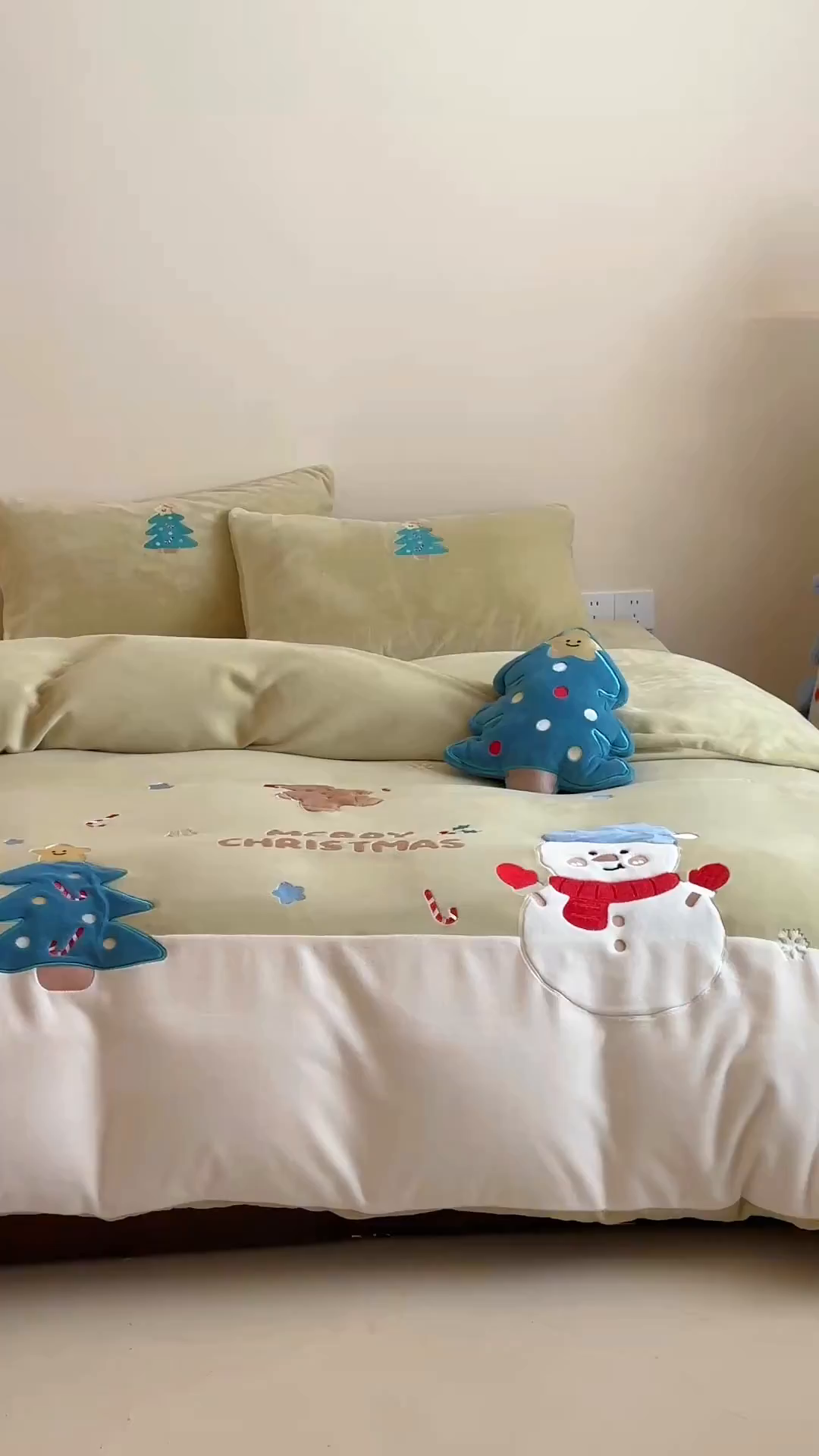 91家纺网 家纺一手货源 找家纺 （总）爱丽丝 2025新款230克全消光牛奶绒贴布系列四件套-雪人派对