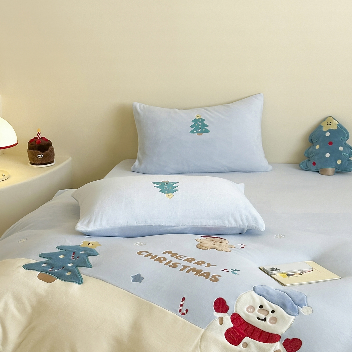 91家纺网 家纺一手货源 找家纺 爱丽丝 2025新款230克全消光牛奶绒贴布系列四件套-雪人派对 雪人派对-天空蓝