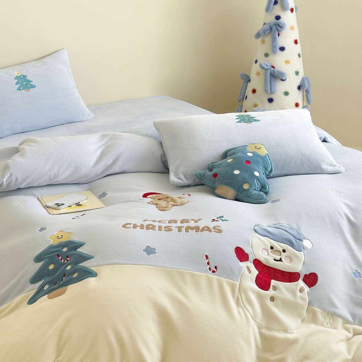 91家纺网 家纺一手货源 找家纺 爱丽丝 2025新款230克全消光牛奶绒贴布系列四件套-雪人派对 雪人派对-天空蓝