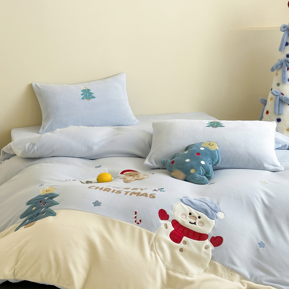 91家纺网 家纺一手货源 找家纺 爱丽丝 2025新款230克全消光牛奶绒贴布系列四件套-雪人派对 雪人派对-天空蓝