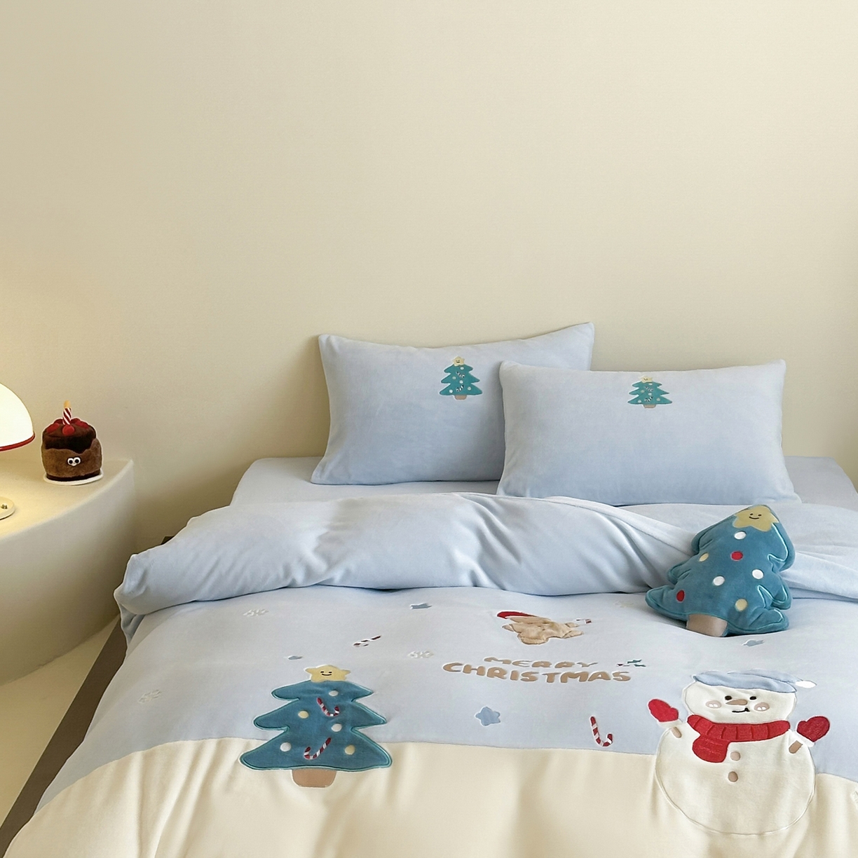 91家纺网 家纺一手货源 找家纺 爱丽丝 2025新款230克全消光牛奶绒贴布系列四件套-雪人派对 雪人派对-天空蓝