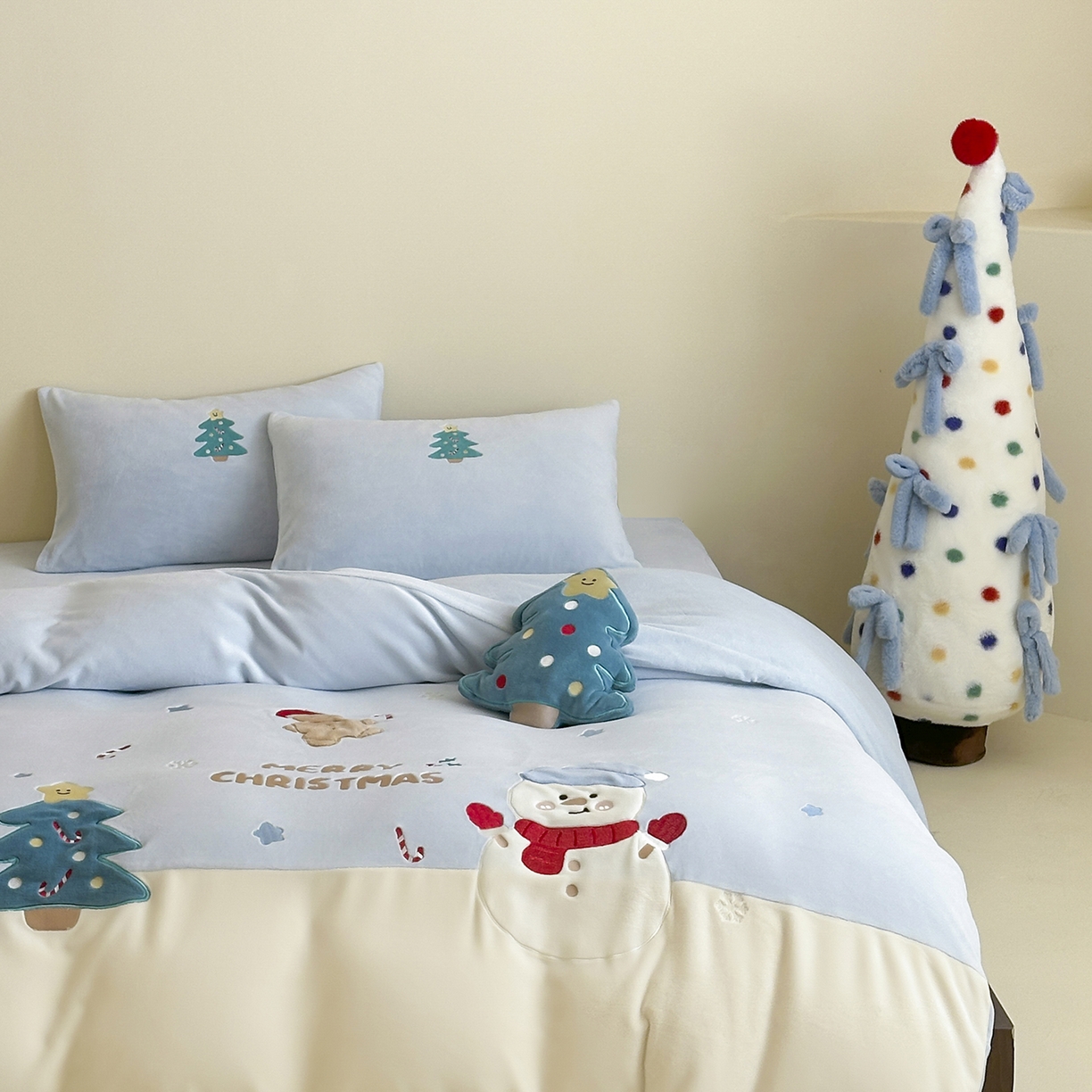 91家纺网 家纺一手货源 找家纺 爱丽丝 2025新款230克全消光牛奶绒贴布系列四件套-雪人派对 雪人派对-天空蓝