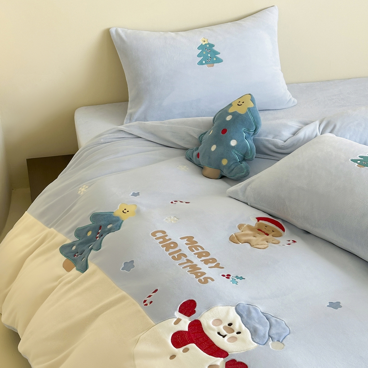 91家纺网 家纺一手货源 找家纺 爱丽丝 2025新款230克全消光牛奶绒贴布系列四件套-雪人派对 雪人派对-天空蓝