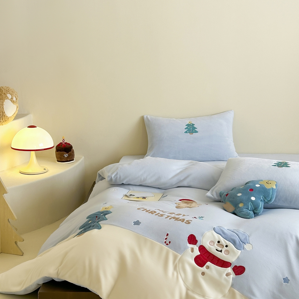 91家纺网 家纺一手货源 找家纺 爱丽丝 2025新款230克全消光牛奶绒贴布系列四件套-雪人派对 雪人派对-天空蓝