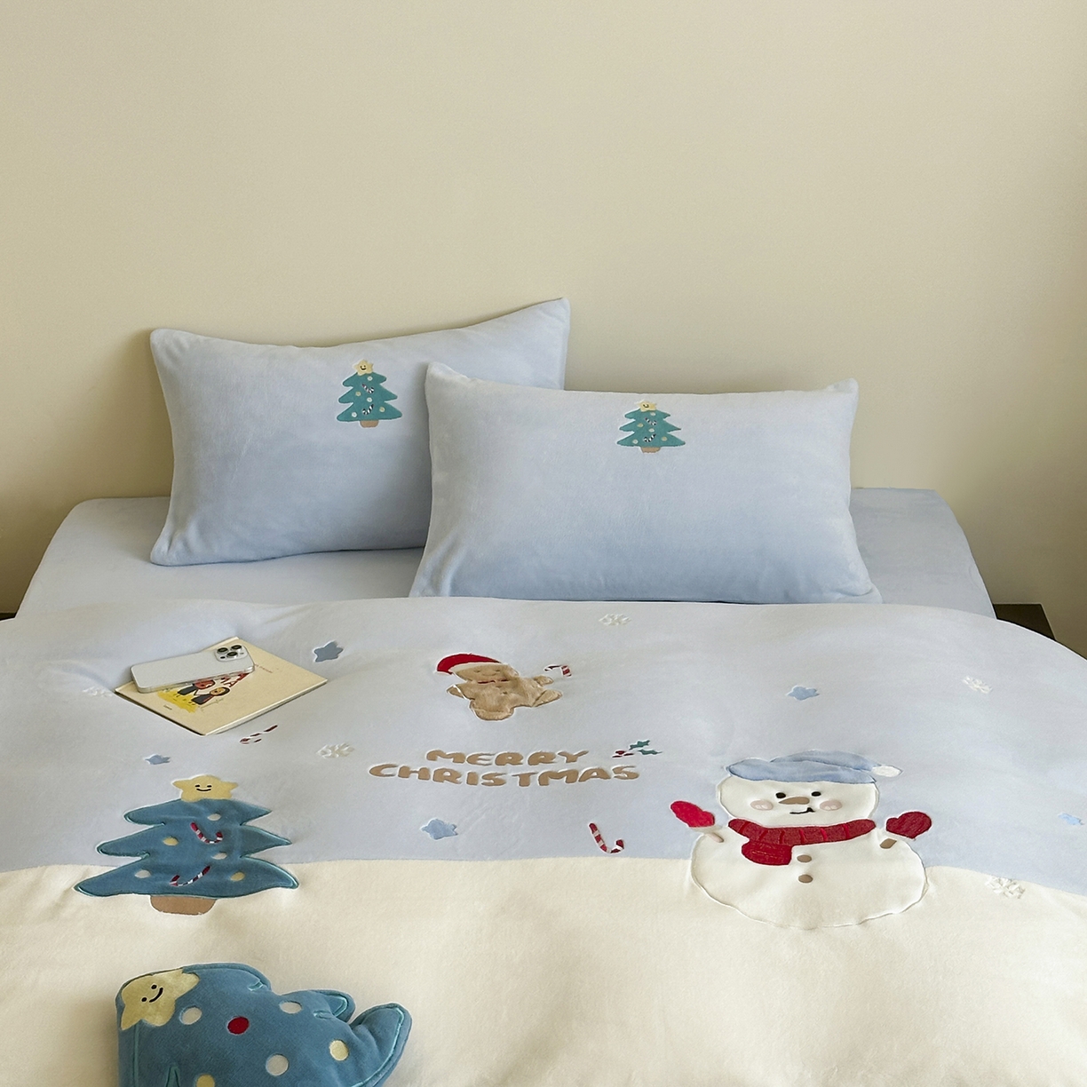 91家纺网 家纺一手货源 找家纺 爱丽丝 2025新款230克全消光牛奶绒贴布系列四件套-雪人派对 雪人派对-天空蓝