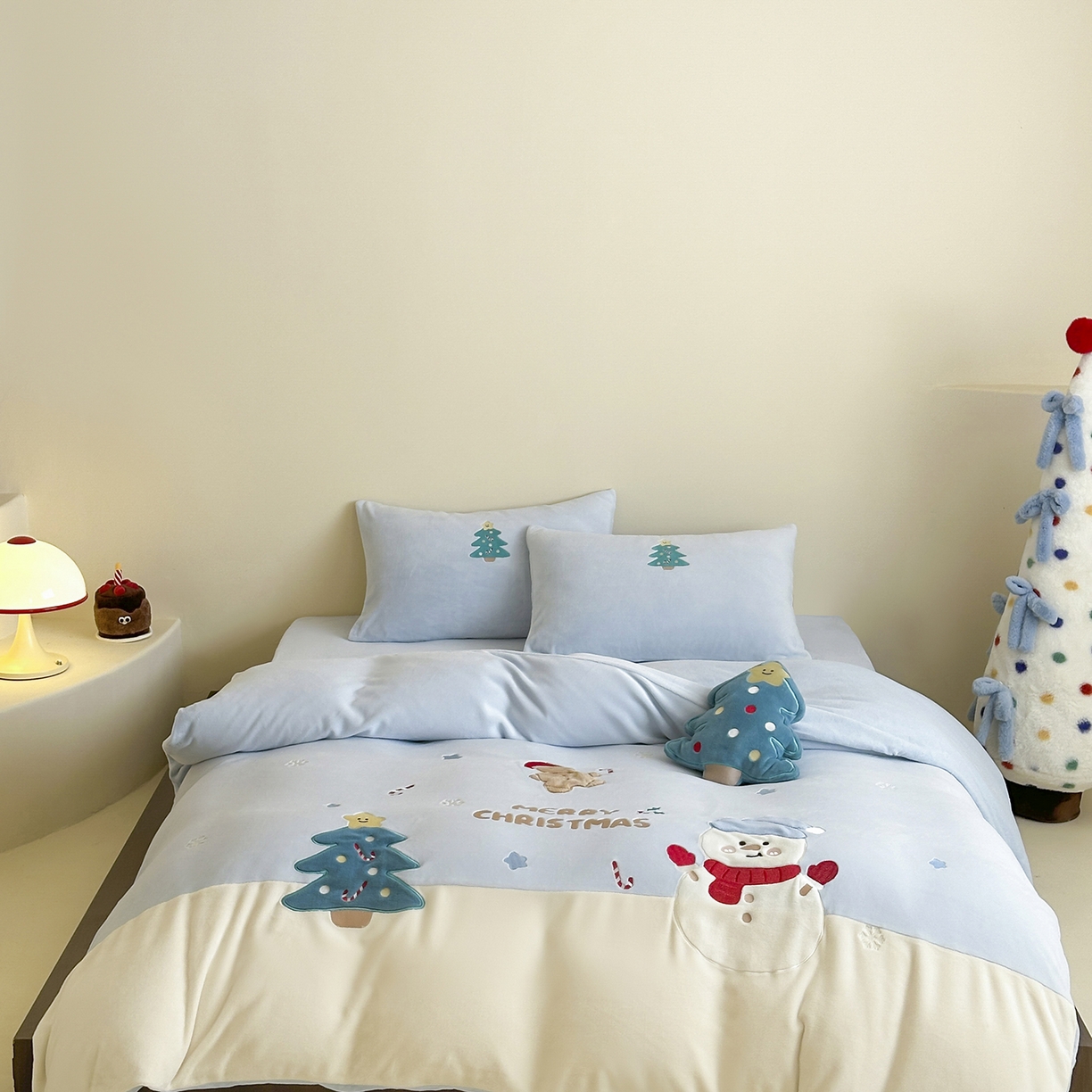 爱丽丝 2025新款230克全消光牛奶绒贴布系列四件套-雪人派对 雪人派对-天空蓝