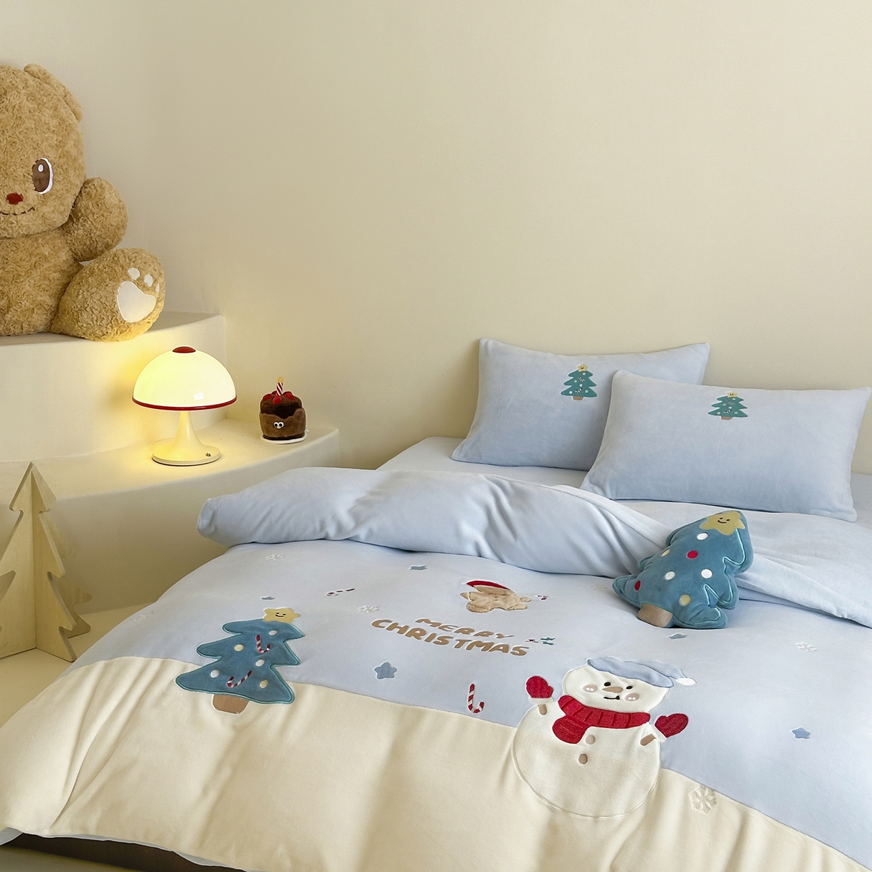 91家纺网 家纺一手货源 找家纺 爱丽丝 2025新款230克全消光牛奶绒贴布系列四件套-雪人派对 雪人派对-天空蓝