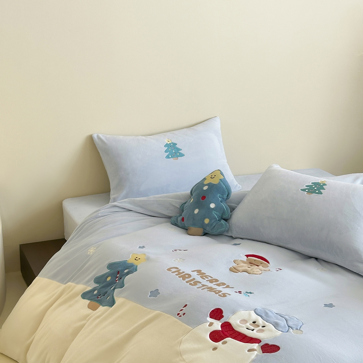 91家纺网 家纺一手货源 找家纺 爱丽丝 2025新款230克全消光牛奶绒贴布系列四件套-雪人派对 雪人派对-天空蓝