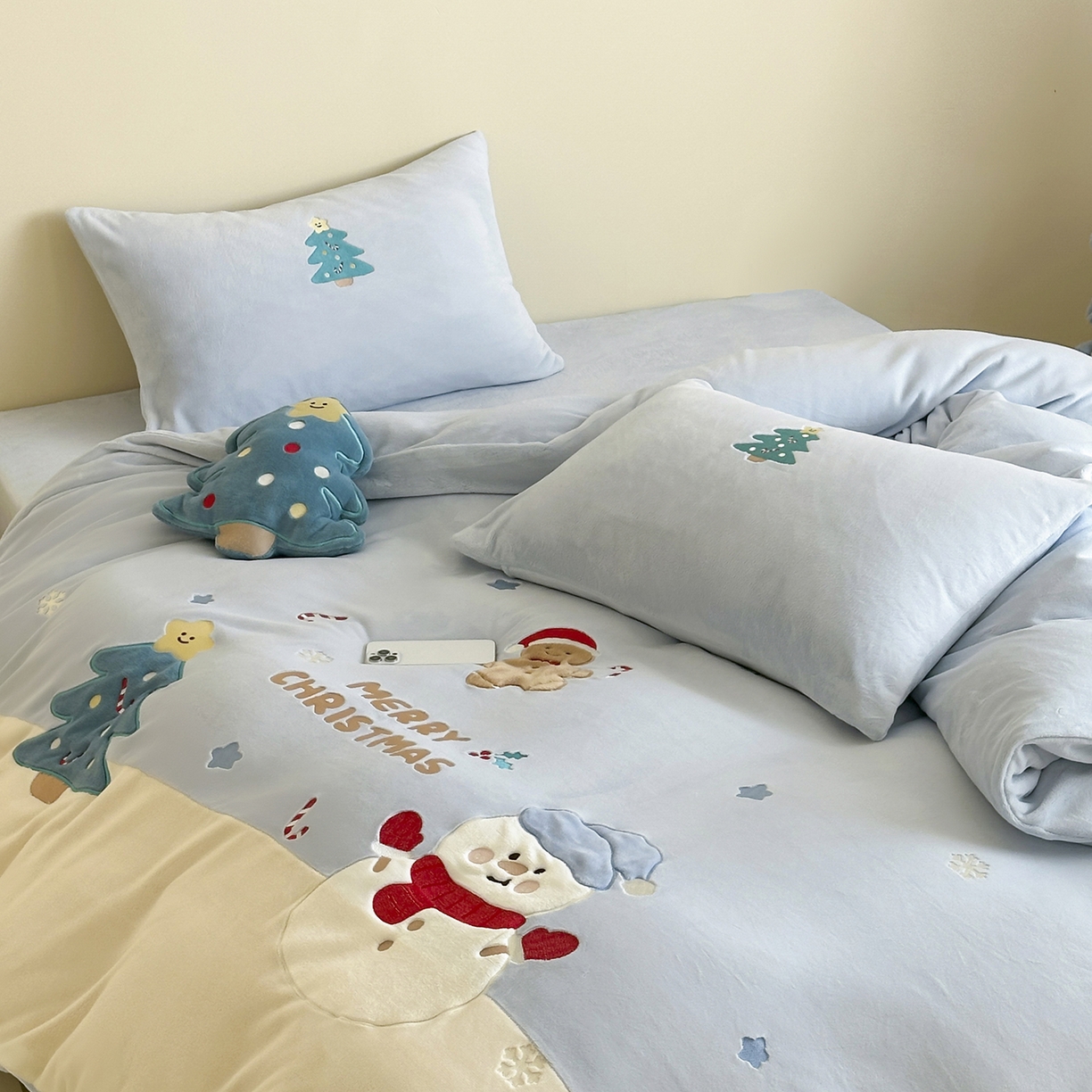 91家纺网 家纺一手货源 找家纺 爱丽丝 2025新款230克全消光牛奶绒贴布系列四件套-雪人派对 雪人派对-天空蓝