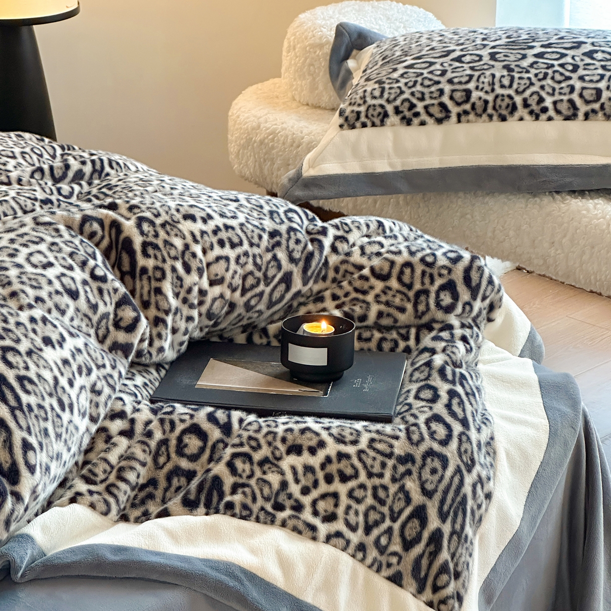 91家纺网 家纺一手货源 找家纺 爱丽丝 2025新款全消光超柔牛奶绒四件套-雪貂毛系列 豹富-灰蓝