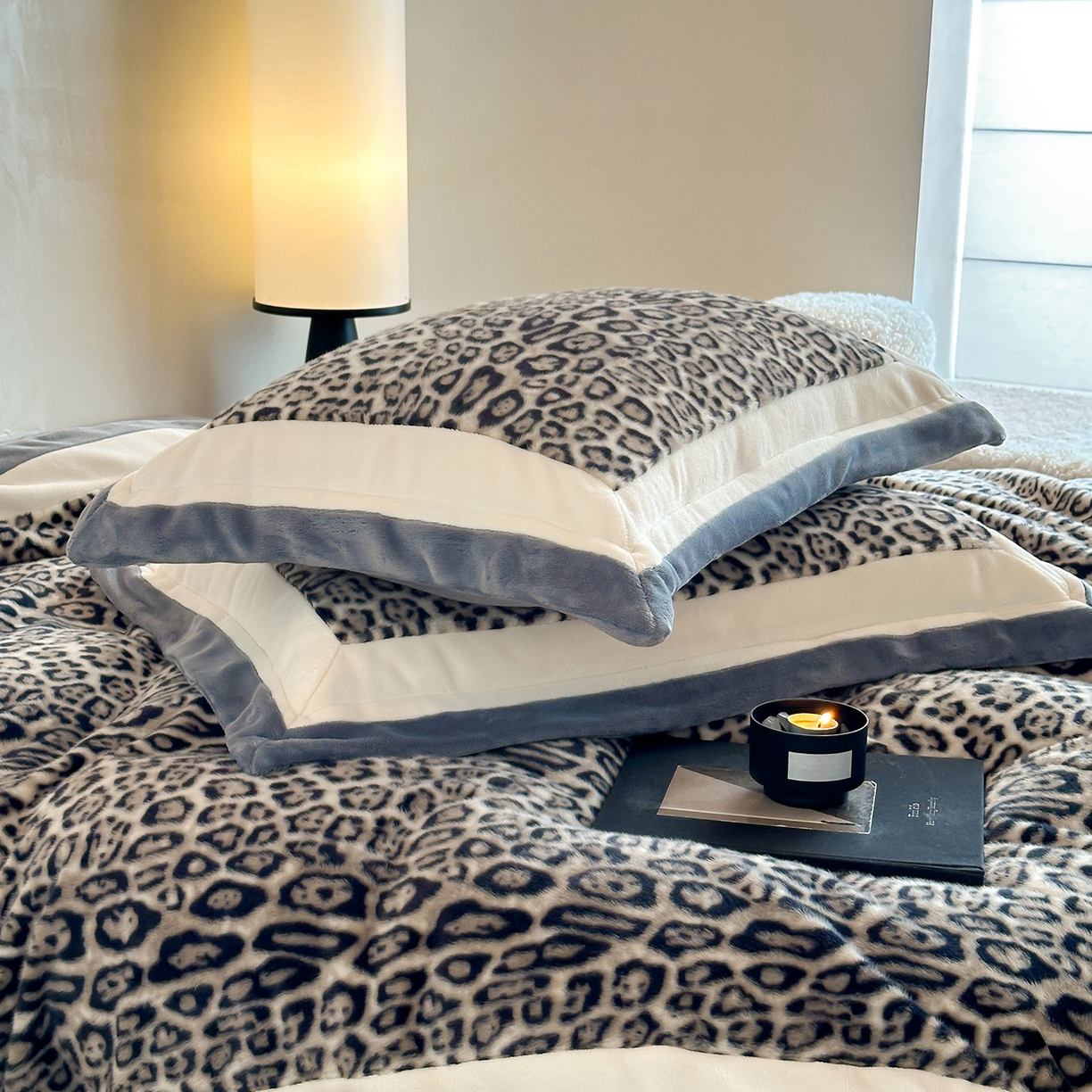 91家纺网 家纺一手货源 找家纺 爱丽丝 2025新款全消光超柔牛奶绒四件套-雪貂毛系列 豹富-灰蓝