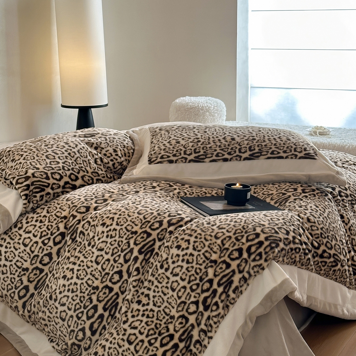 91家纺网 家纺一手货源 找家纺 爱丽丝 2025新款全消光超柔牛奶绒四件套-雪貂毛系列 豹富-浅咖