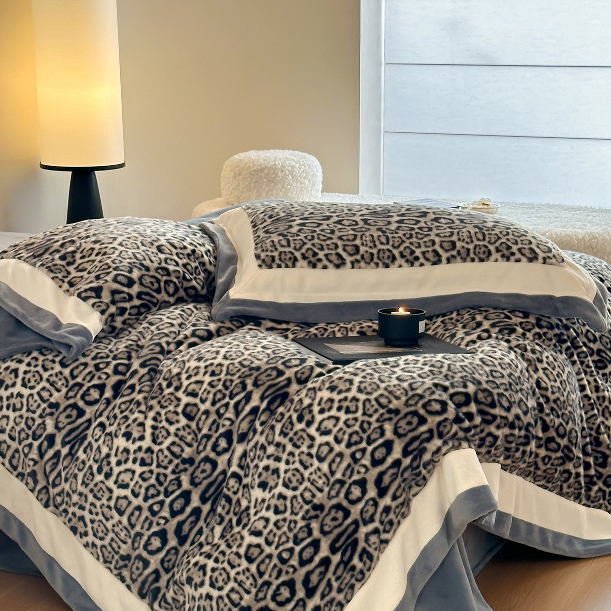 91家纺网 家纺一手货源 找家纺 爱丽丝 2025新款全消光超柔牛奶绒四件套-雪貂毛系列 豹富-灰蓝