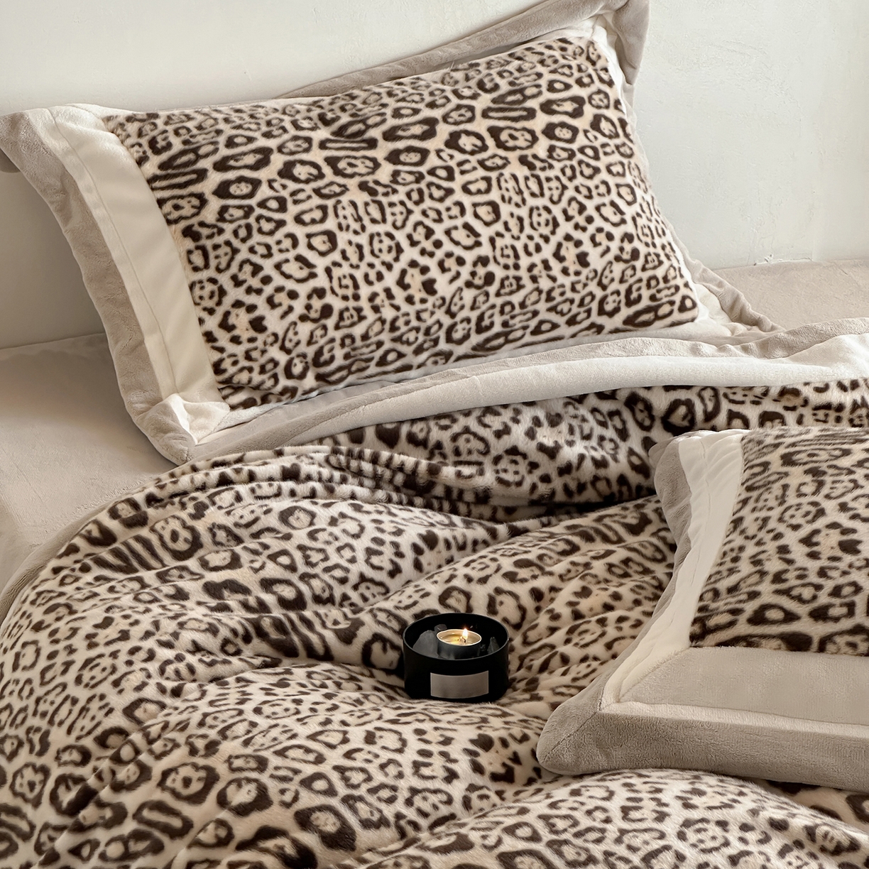 91家纺网 家纺一手货源 找家纺 爱丽丝 2025新款全消光超柔牛奶绒四件套-雪貂毛系列 豹富-浅咖