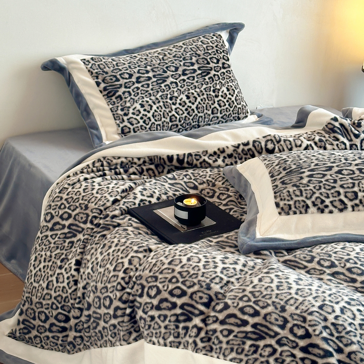 91家纺网 家纺一手货源 找家纺 爱丽丝 2025新款全消光超柔牛奶绒四件套-雪貂毛系列 豹富-灰蓝