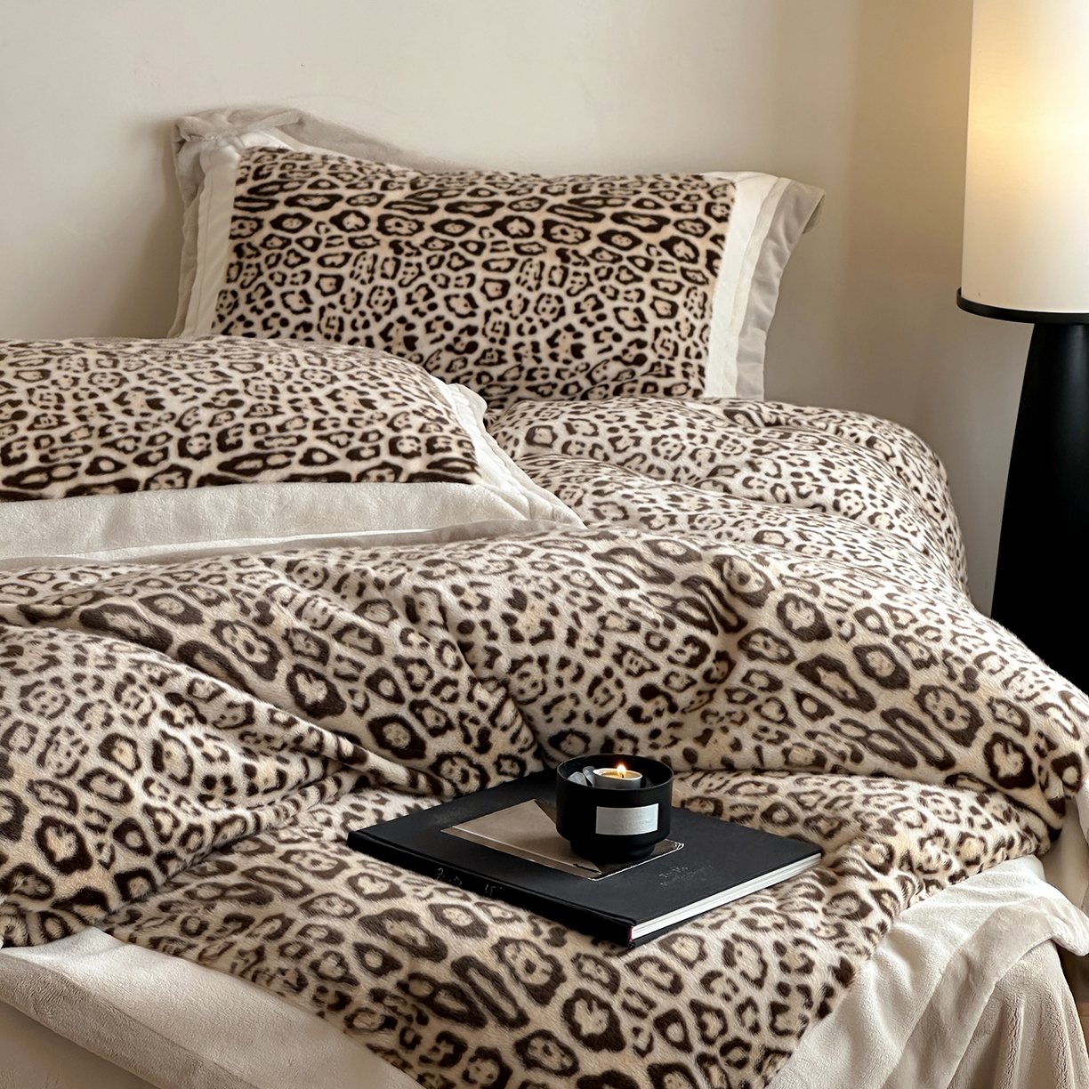 91家纺网 家纺一手货源 找家纺 爱丽丝 2025新款全消光超柔牛奶绒四件套-雪貂毛系列 豹富-浅咖