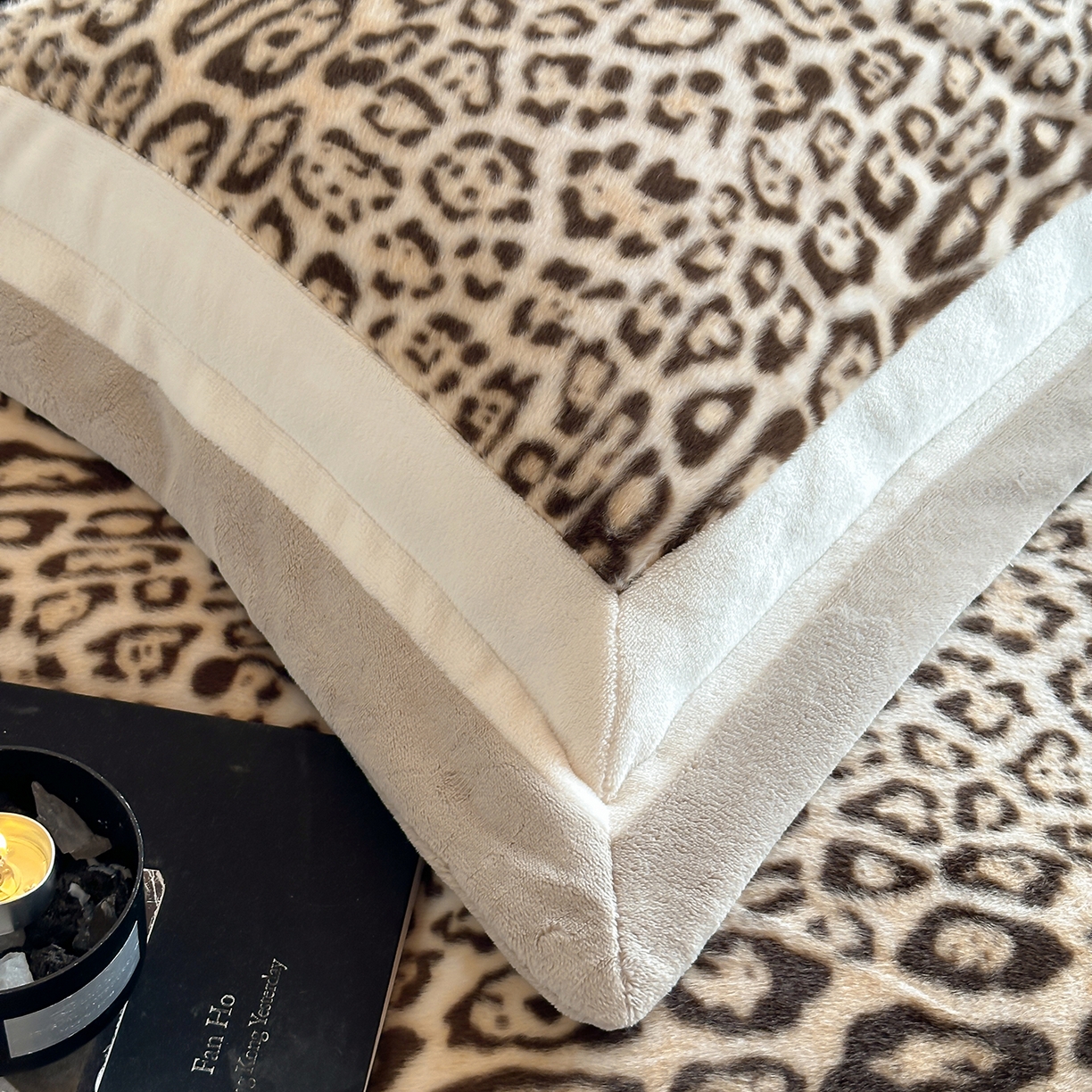 91家纺网 家纺一手货源 找家纺 爱丽丝 2025新款全消光超柔牛奶绒四件套-雪貂毛系列 豹富-浅咖