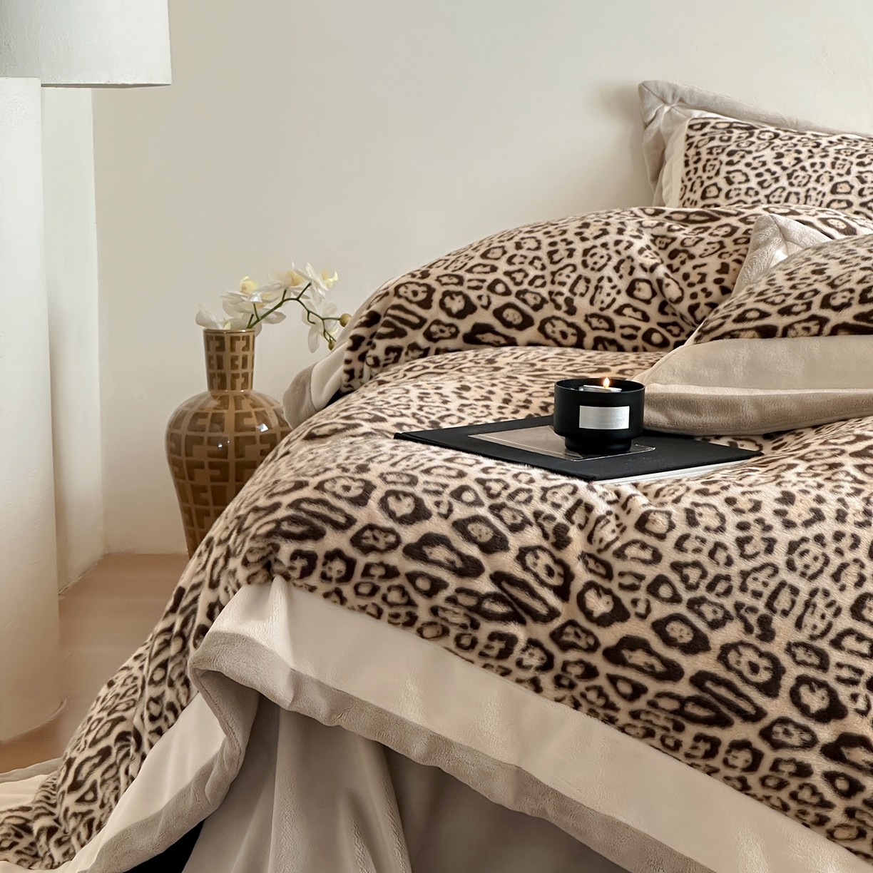 91家纺网 家纺一手货源 找家纺 爱丽丝 2025新款全消光超柔牛奶绒四件套-雪貂毛系列 豹富-浅咖