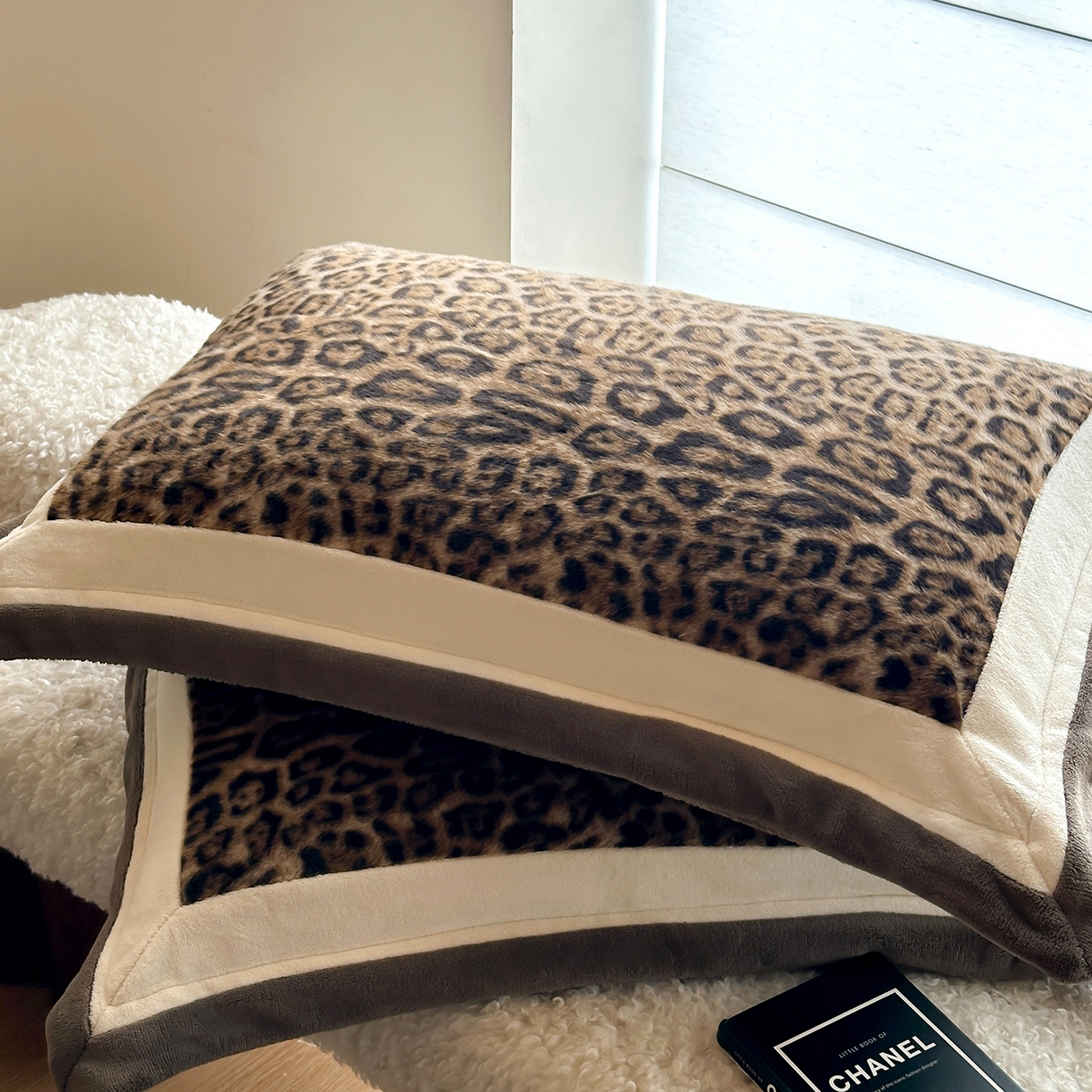 91家纺网 家纺一手货源 找家纺 爱丽丝 2025新款全消光超柔牛奶绒四件套-雪貂毛系列 豹富-深咖