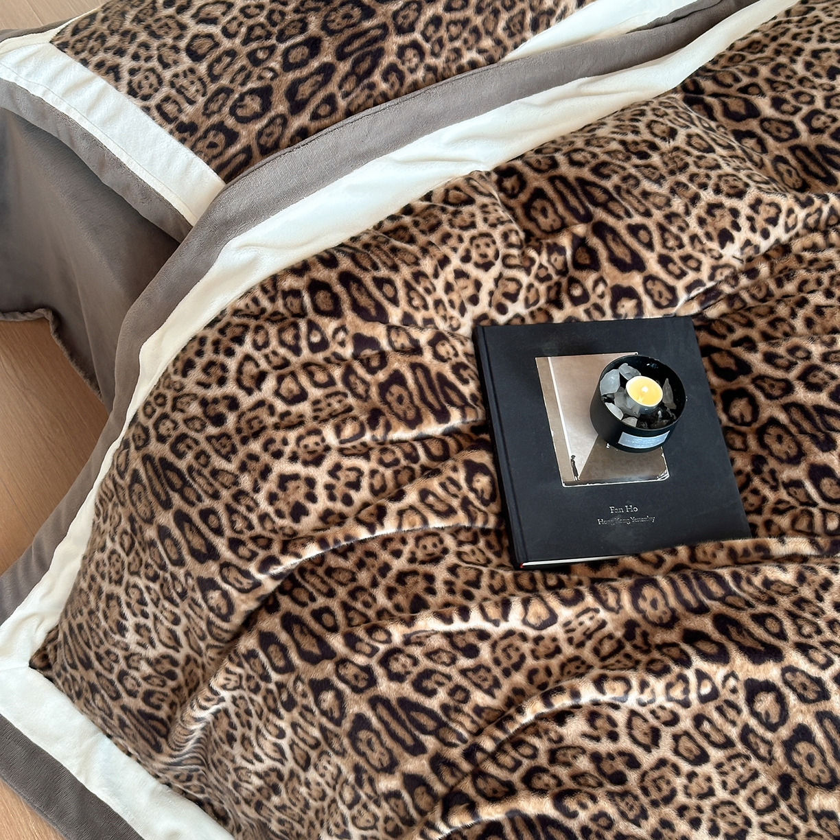 91家纺网 家纺一手货源 找家纺 爱丽丝 2025新款全消光超柔牛奶绒四件套-雪貂毛系列 豹富-深咖