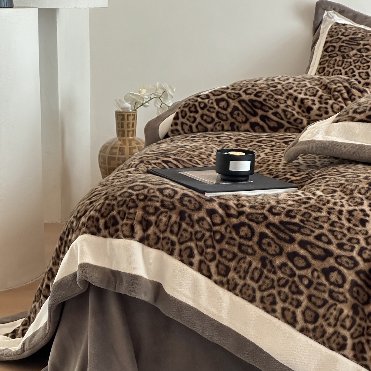 91家纺网 家纺一手货源 找家纺 爱丽丝 2025新款全消光超柔牛奶绒四件套-雪貂毛系列 豹富-深咖