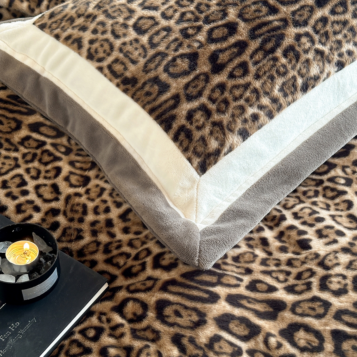 91家纺网 家纺一手货源 找家纺 爱丽丝 2025新款全消光超柔牛奶绒四件套-雪貂毛系列 豹富-深咖