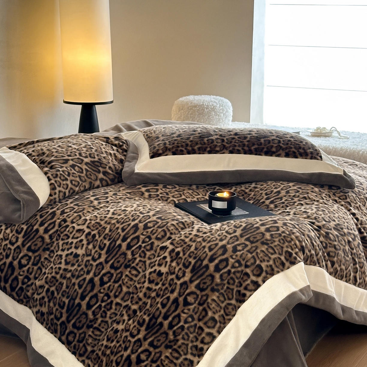 91家纺网 家纺一手货源 找家纺 爱丽丝 2025新款全消光超柔牛奶绒四件套-雪貂毛系列 豹富-深咖