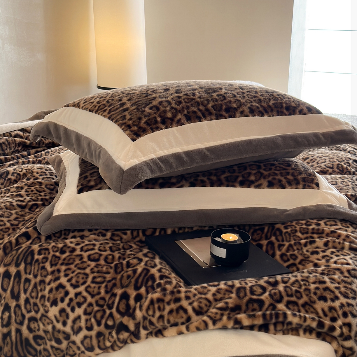 91家纺网 家纺一手货源 找家纺 爱丽丝 2025新款全消光超柔牛奶绒四件套-雪貂毛系列 豹富-深咖