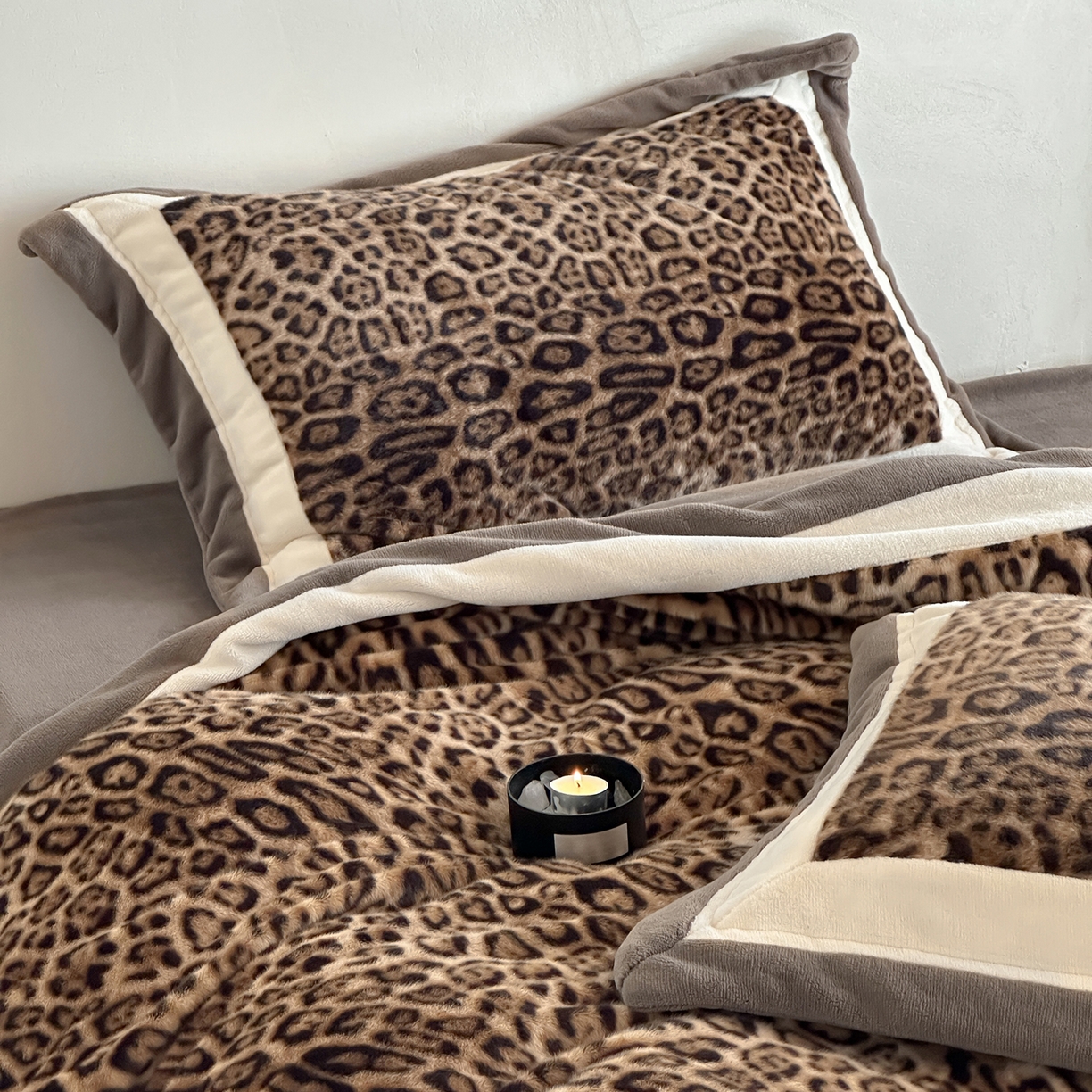 91家纺网 家纺一手货源 找家纺 爱丽丝 2025新款全消光超柔牛奶绒四件套-雪貂毛系列 豹富-深咖