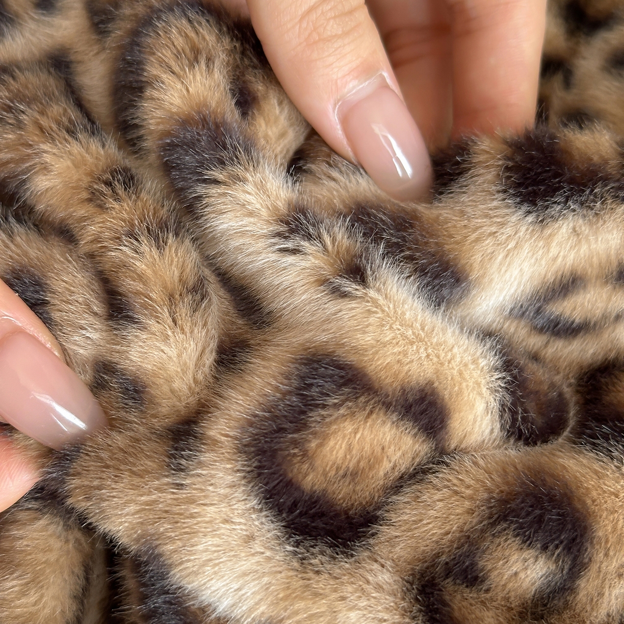 91家纺网 家纺一手货源 找家纺 爱丽丝 2025新款全消光超柔牛奶绒四件套-雪貂毛系列 豹富-深咖