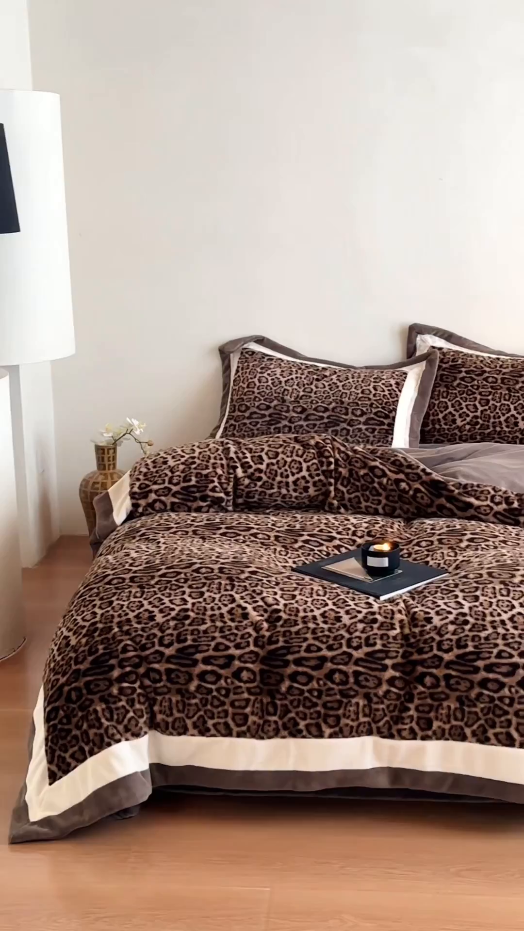 91家纺网 家纺一手货源 找家纺 爱丽丝 2025新款全消光超柔牛奶绒四件套-雪貂毛系列 豹富-深咖