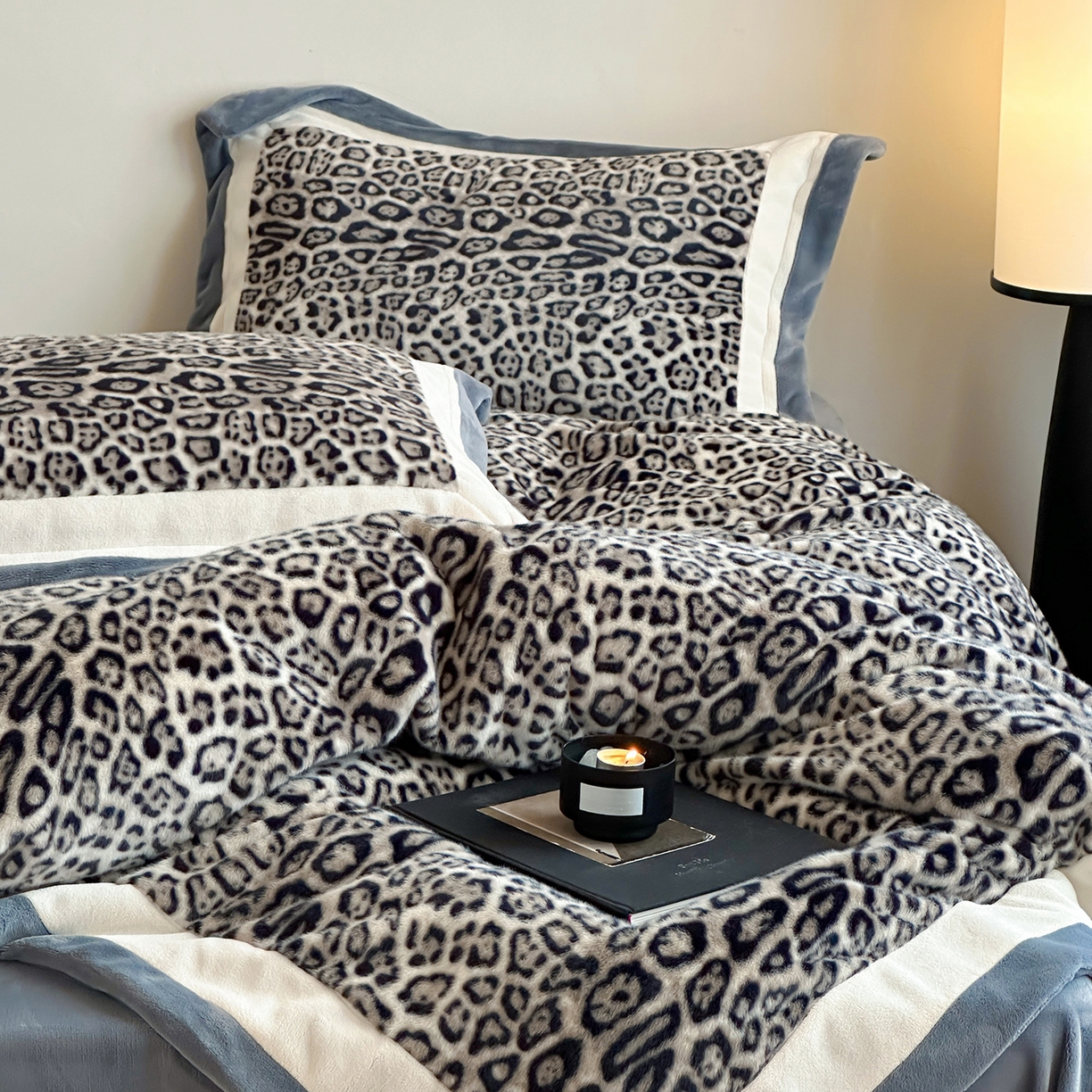 91家纺网 家纺一手货源 找家纺 爱丽丝 2025新款全消光超柔牛奶绒四件套-雪貂毛系列 豹富-灰蓝