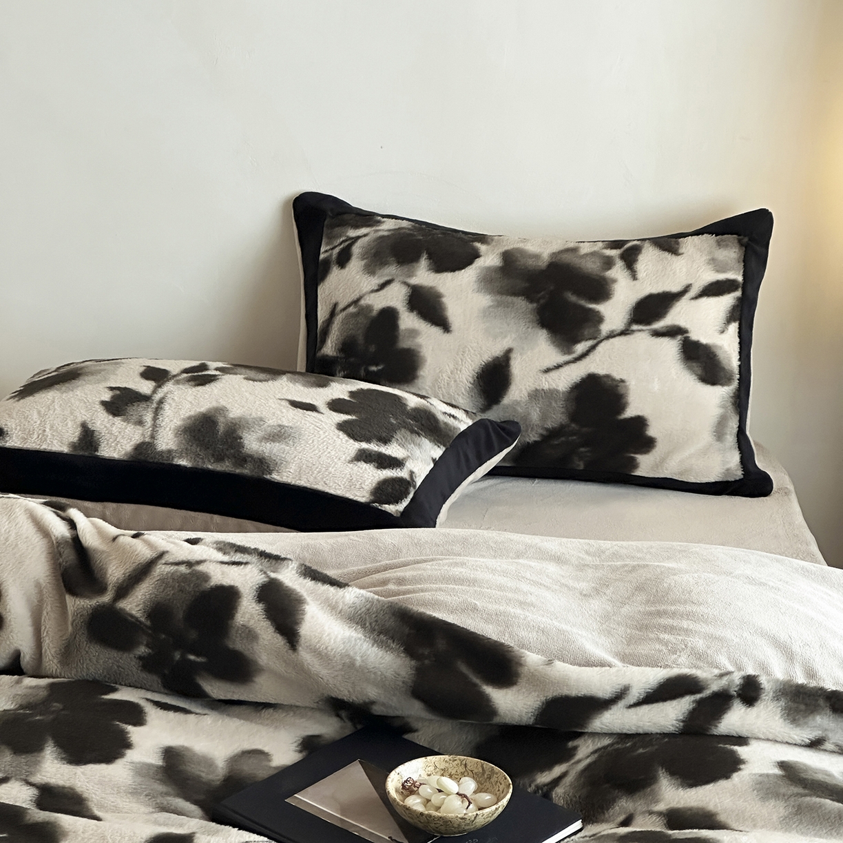 91家纺网 家纺一手货源 找家纺 爱丽丝 2025新款全消光超柔牛奶绒四件套系列3 墨岚