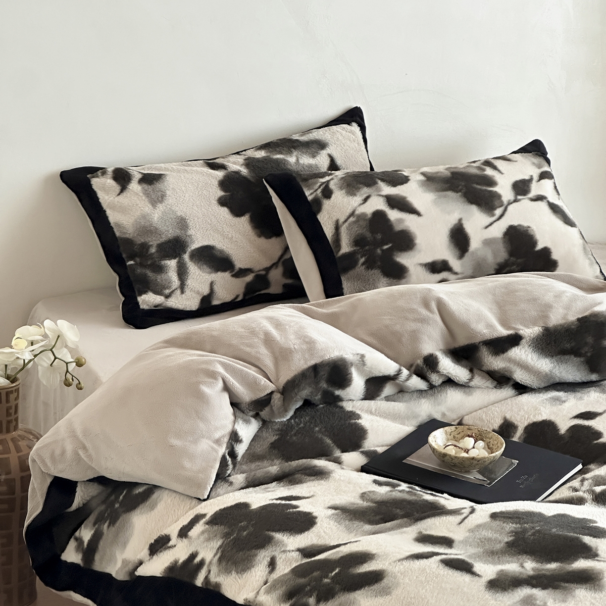 91家纺网 家纺一手货源 找家纺 爱丽丝 2025新款全消光超柔牛奶绒四件套系列3 墨岚