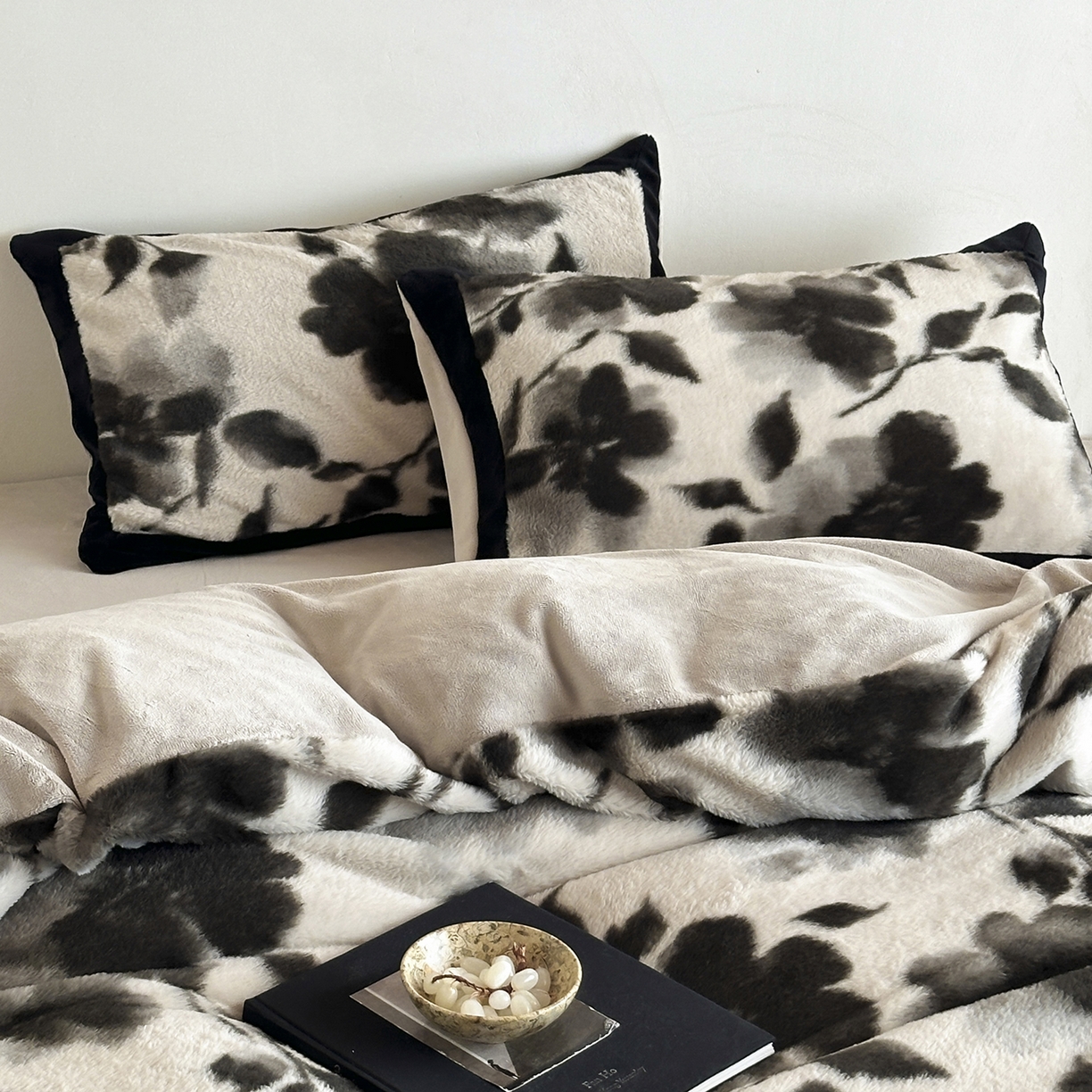 91家纺网 家纺一手货源 找家纺 爱丽丝 2025新款全消光超柔牛奶绒四件套系列3 墨岚