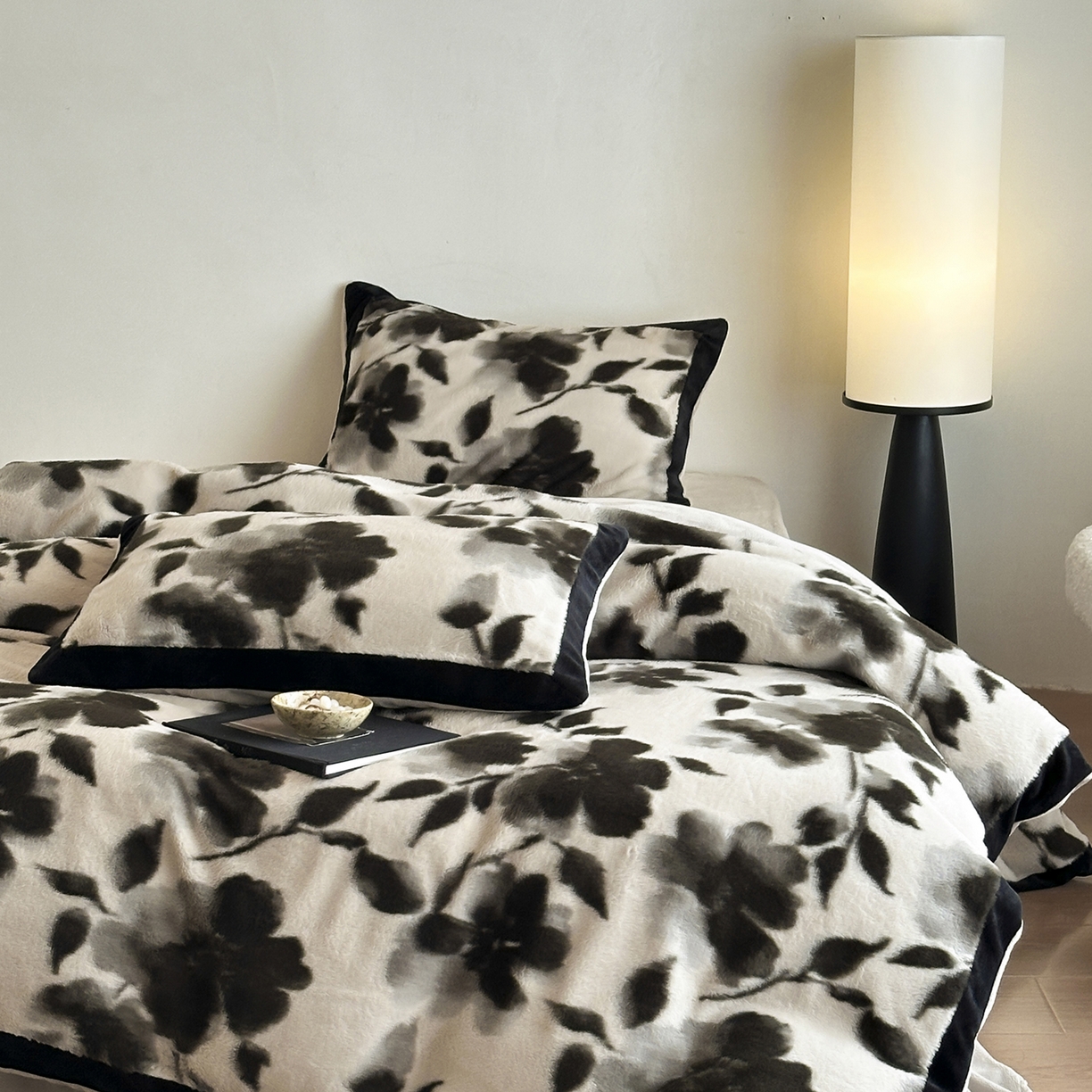 91家纺网 家纺一手货源 找家纺 爱丽丝 2025新款全消光超柔牛奶绒四件套系列3 墨岚