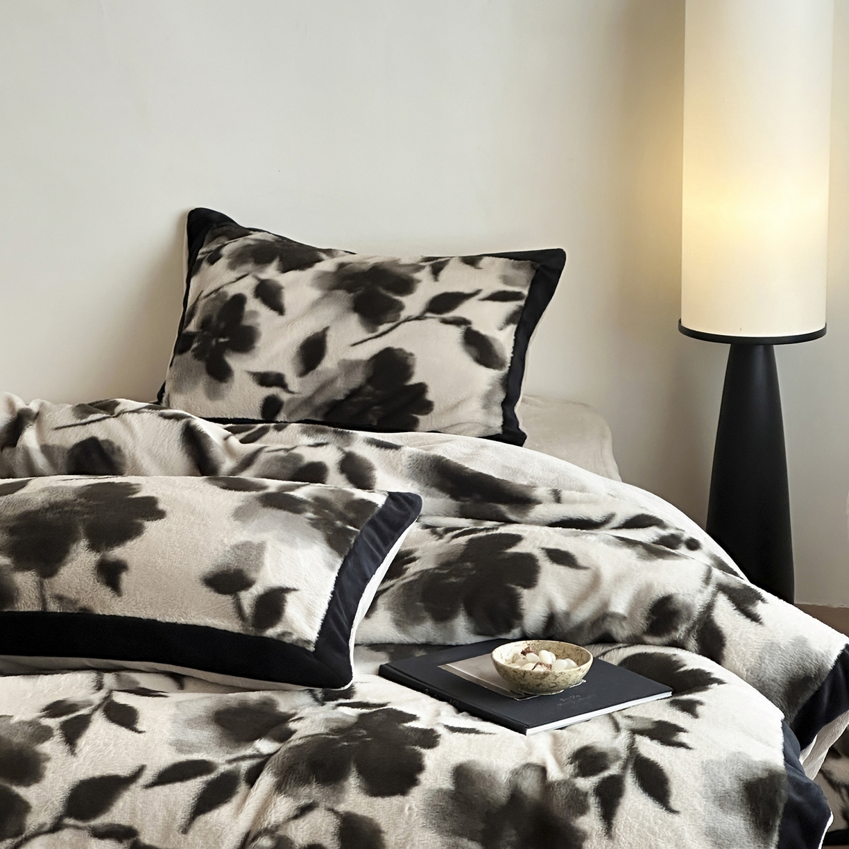 91家纺网 家纺一手货源 找家纺 爱丽丝 2025新款全消光超柔牛奶绒四件套系列3 墨岚