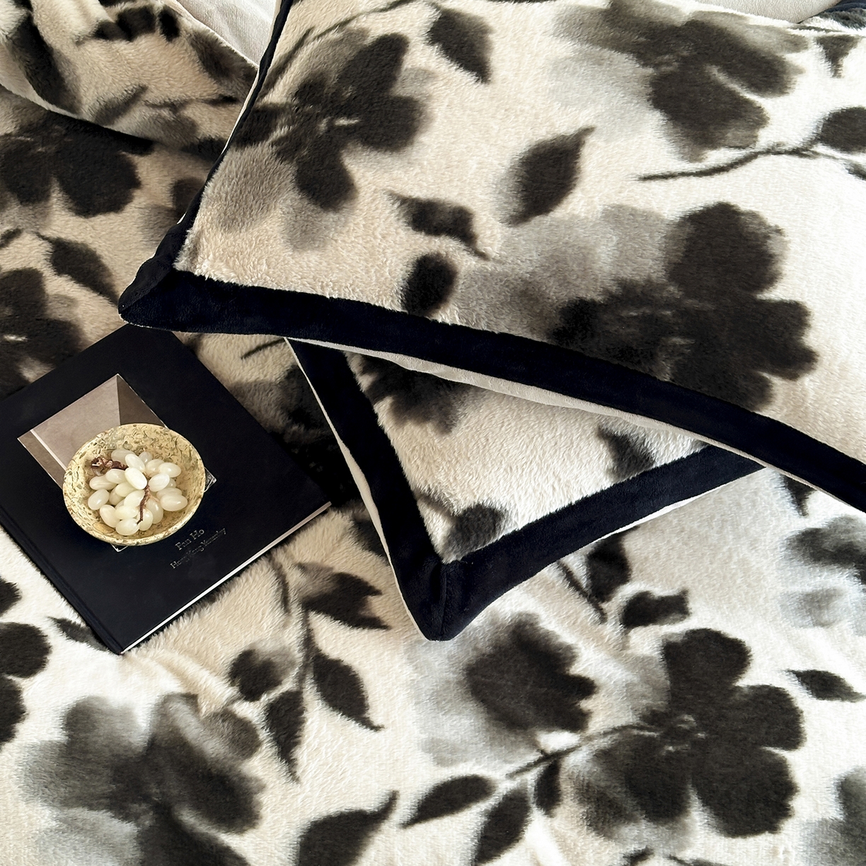 91家纺网 家纺一手货源 找家纺 爱丽丝 2025新款全消光超柔牛奶绒四件套系列3 墨岚