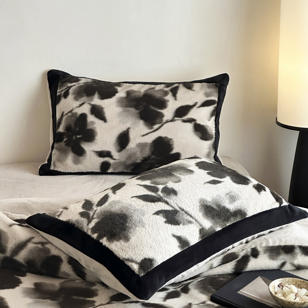 91家纺网 家纺一手货源 找家纺 爱丽丝 2025新款全消光超柔牛奶绒四件套系列3 墨岚